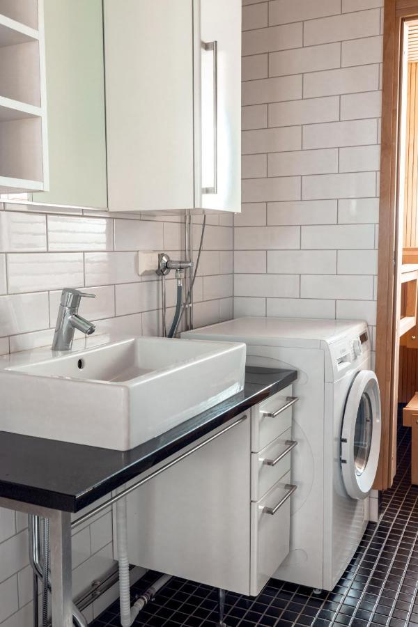 2Ndhomes Stylish 1Br Home With Balcony And Sauna In Kamppi Center ヘルシンキ エクステリア 写真